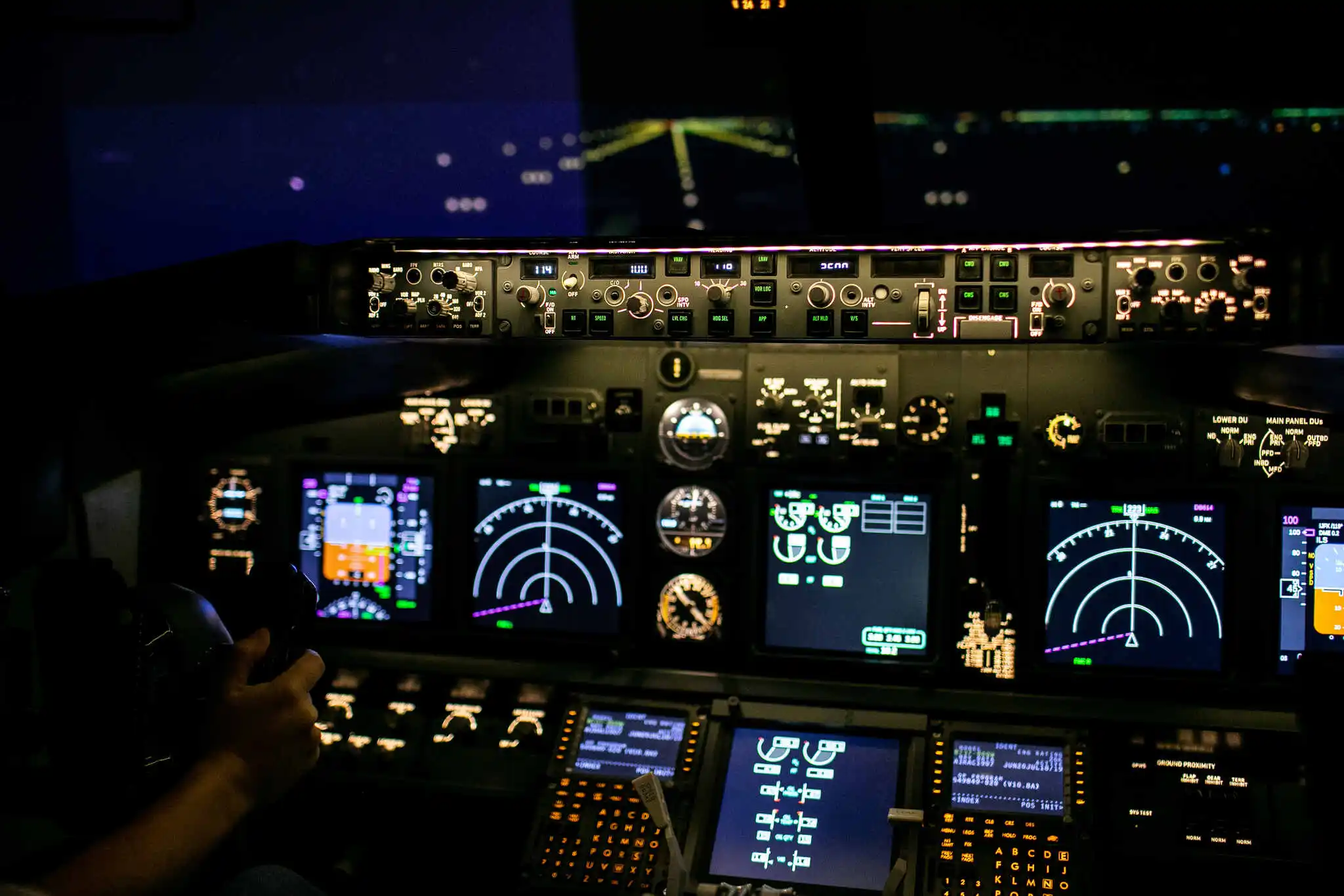 Boeing 777 Cockpit bei Nacht